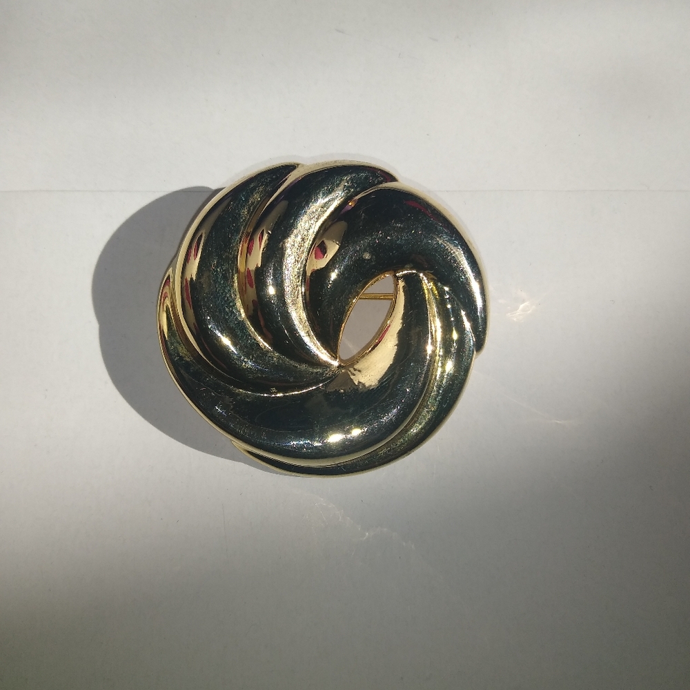GOld tone swirl brooch Vintage Substantial Classic Scrolls Wave Golden c… - Picture 5 of 5